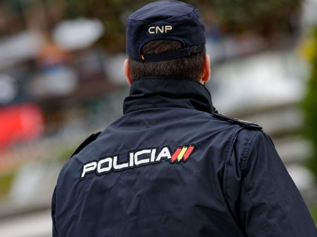 Policías nacionales salvan la vida de un bebé que no respiraba en Vallecas