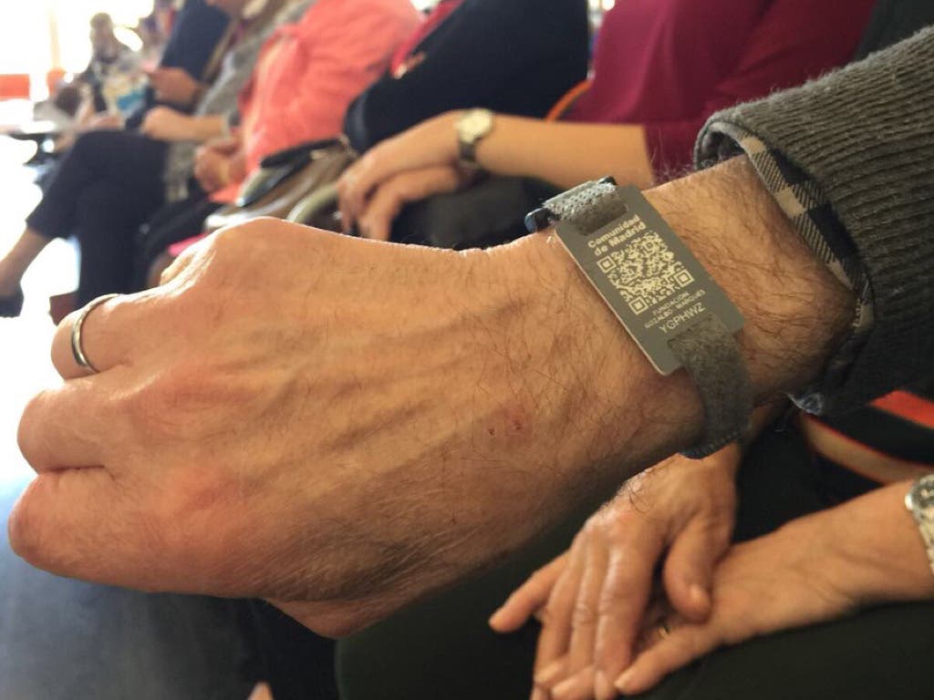 Madrid entrega pulseras de emergencia para personas con Alzheimer