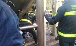 Difícil rescate en Guadalajara: Quedó atrapado en una tolva trituradora de uvas
