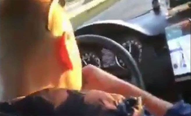 Investigan a un taxista grabado esnifando cocaína por la M-50