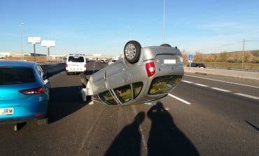 Tremendo vuelco de un coche en mitad de la A-2