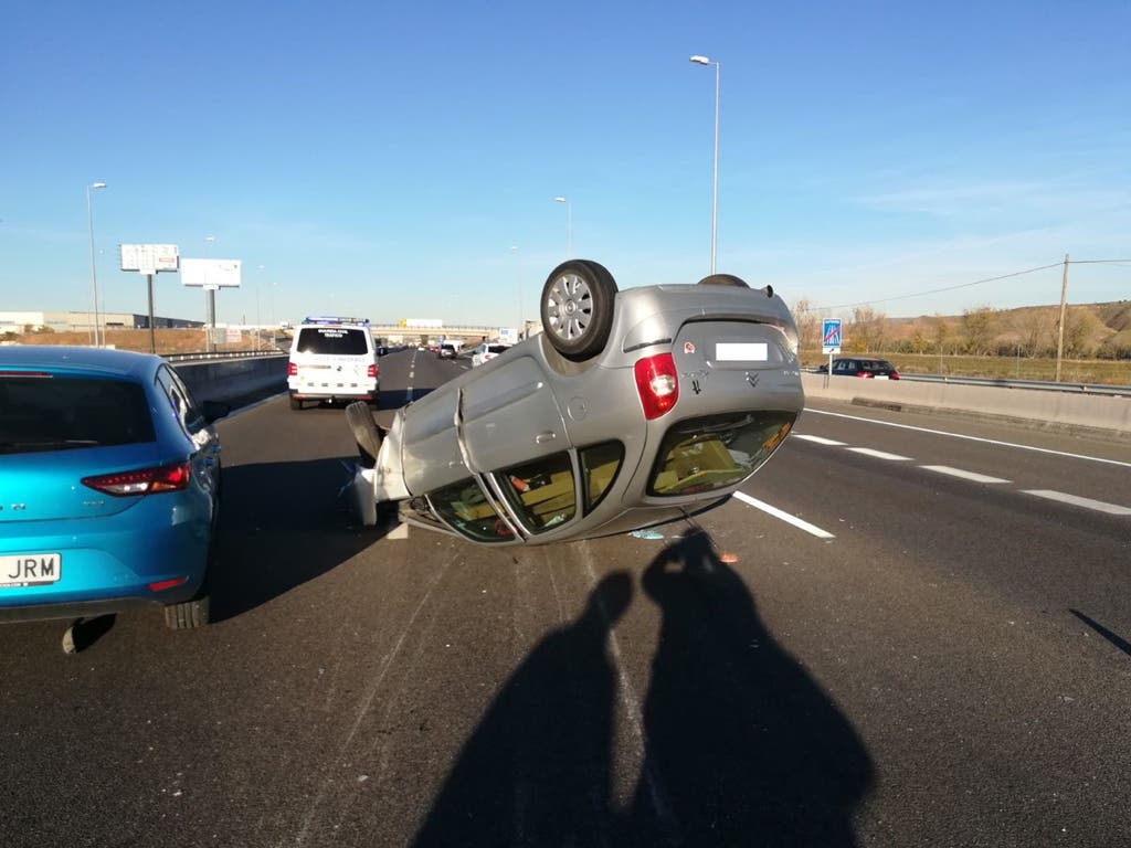 Tremendo vuelco de un coche en mitad de la A-2