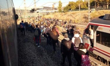 Colapso en Cercanías: Los viajeros se echan a las vías para llegar a Atocha
