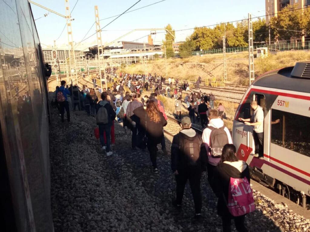 Colapso en Cercanías: Los viajeros se echan a las vías para llegar a Atocha