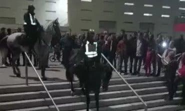 La brutal caída de un policía a caballo por las escaleras del Wanda