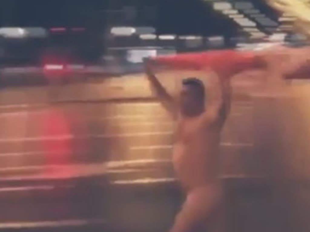 Corre desnudo por Cibeles para celebrar el pase de Perú al Mundial