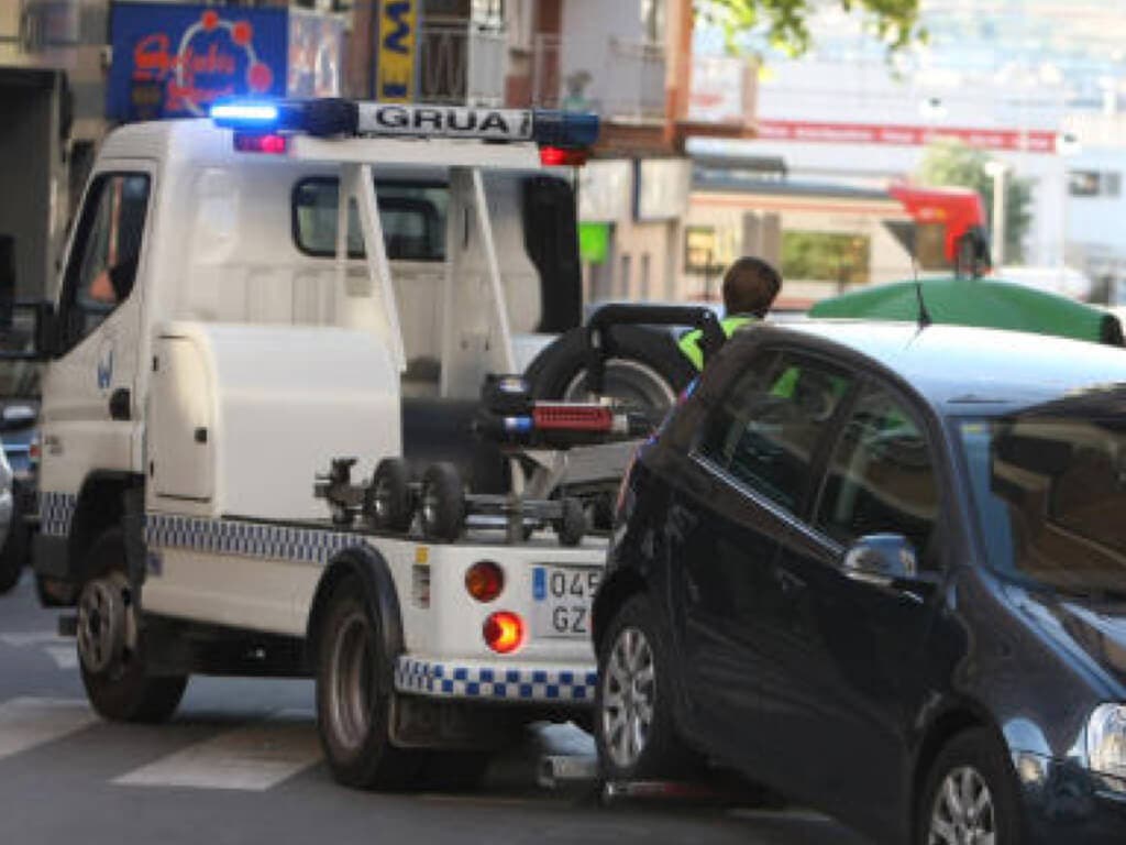 Alcalá de Henares duplica la tasa de la grúa: Hasta 150 euros por la retirada de un coche 