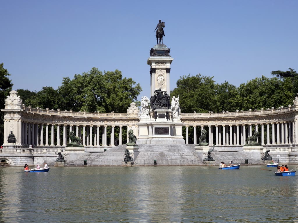 Muere un niño de 4 años tras caerle un árbol en el parque de El Retiro