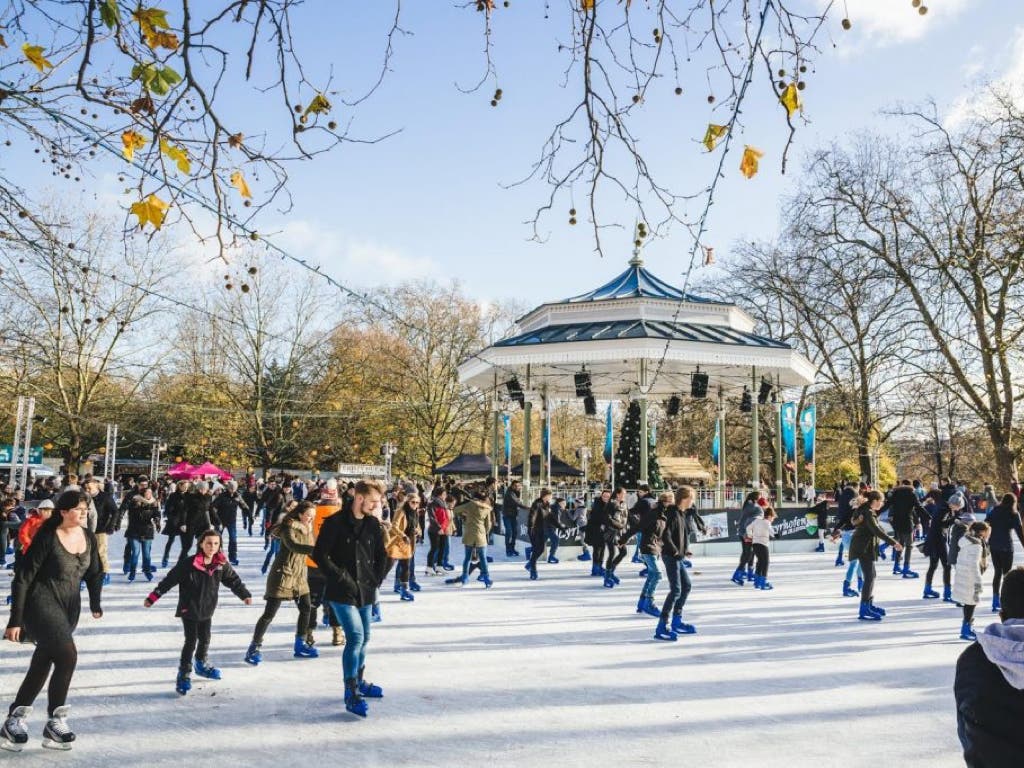 Polémica en Alcalá por la pista de hielo natural más grande de España