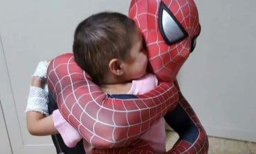 El policía-spiderman que visita a niños con cáncer