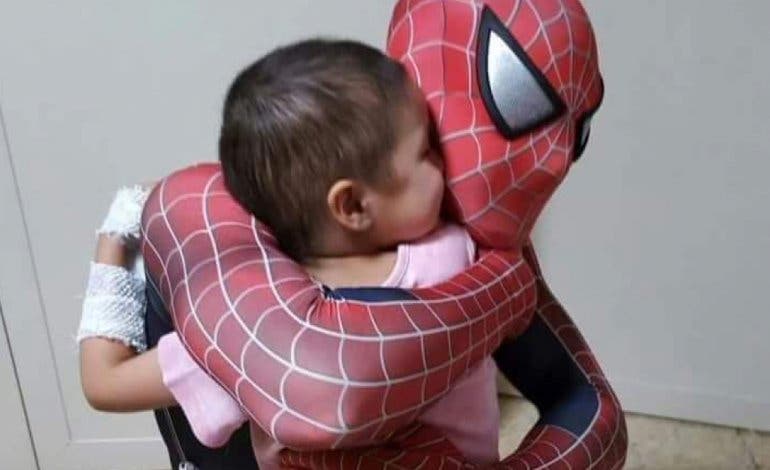 El policía-spiderman que visita a niños con cáncer
