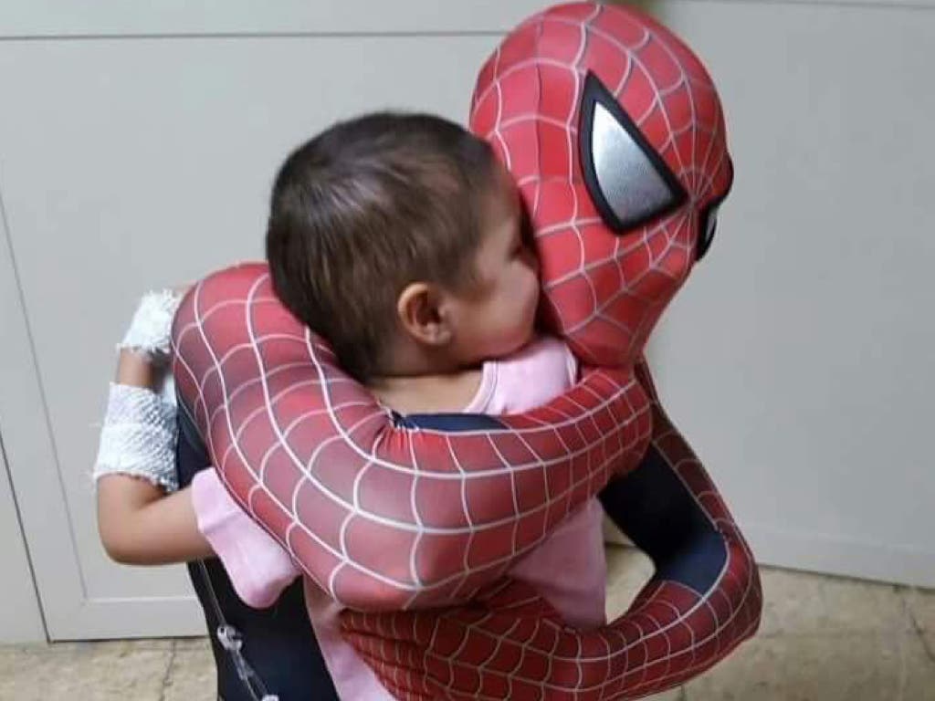 El policía-spiderman que visita a niños con cáncer