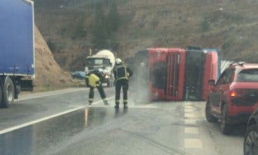 Un tráiler vuelca en la carretera del Gurugú, en Alcalá de Henares