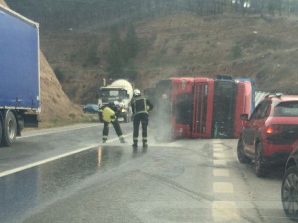 Un tráiler vuelca en la carretera del Gurugú, en Alcalá de Henares