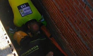 Herida al caer a una tumba del cementerio de Cabanillas