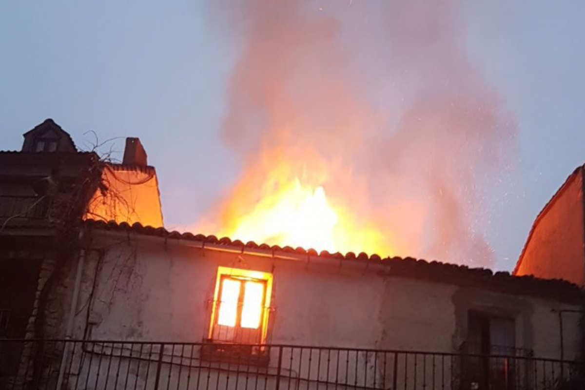 Dos bomberos heridos en el incendio de una vivienda en Guadalajara