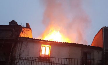 Dos bomberos heridos en el incendio de una vivienda en Guadalajara