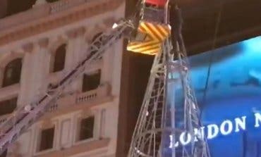 Rescatado por los Bomberos tras subirse al árbol de Navidad de Callao