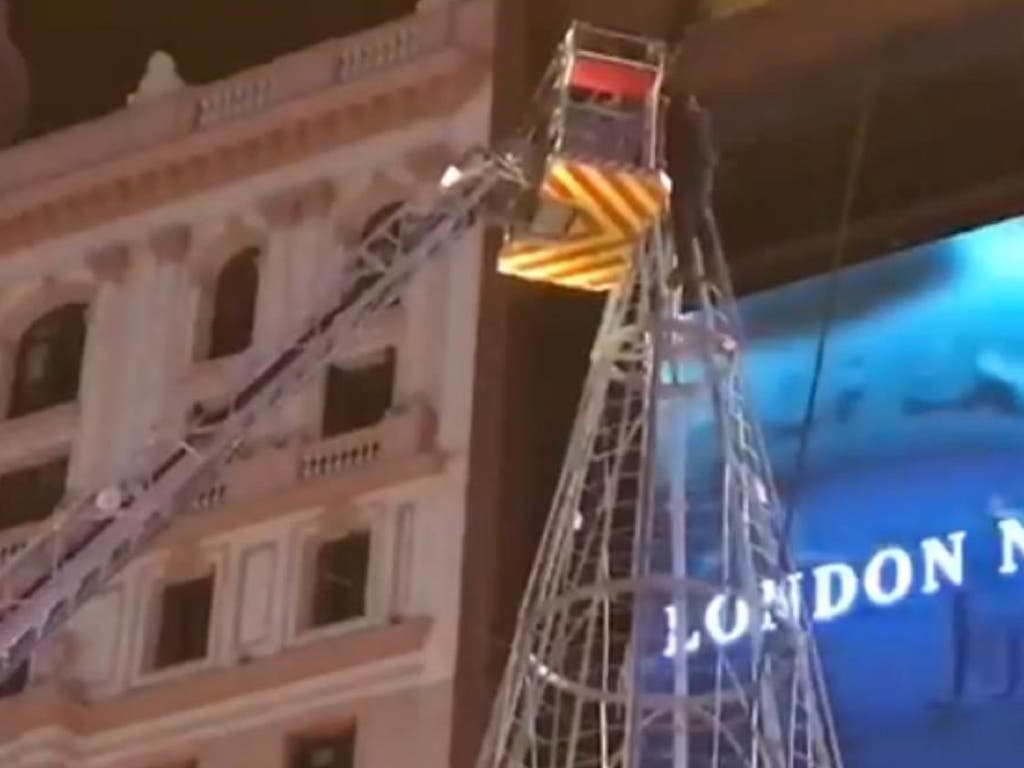 Rescatado por los Bomberos tras subirse al árbol de Navidad de Callao