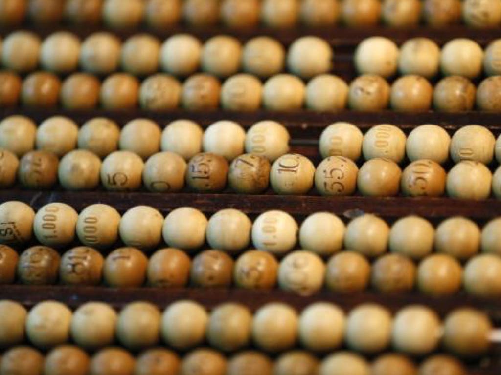 Las bolas de la Lotería de Navidad se fabrican en Paracuellos