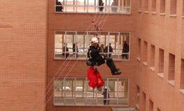 Los Bomberos visitan a los niños del Hospital de Alcalá