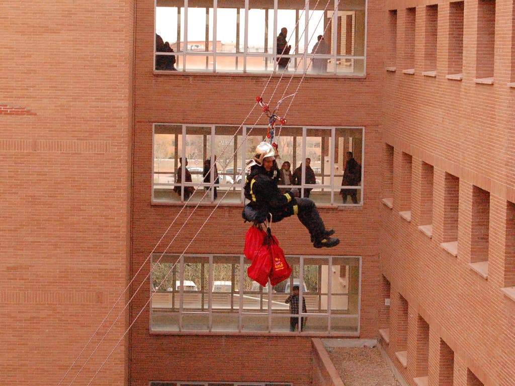 Los Bomberos visitan a los niños del Hospital de Alcalá