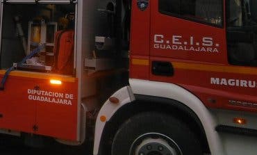 Un incendio obliga a desalojar a 40 vecinos en El Casar