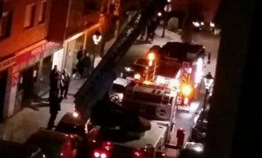 Los Bomberos rescatan a un hombre en Torrejón que había quedado encerrado en su casa