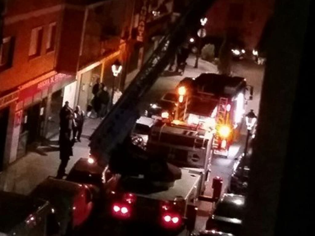 Los Bomberos rescatan a un hombre en Torrejón que había quedado encerrado en su casa