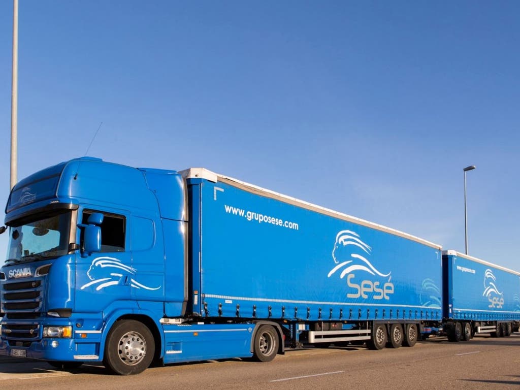 Llega a Meco el camión en circulación más grande de España
