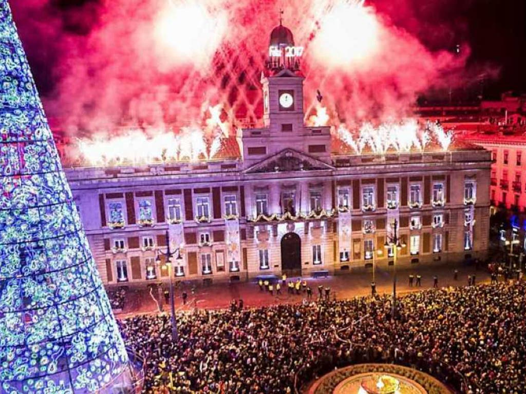 Un gran espectáculo de fuegos artificiales para recibir el año en Sol