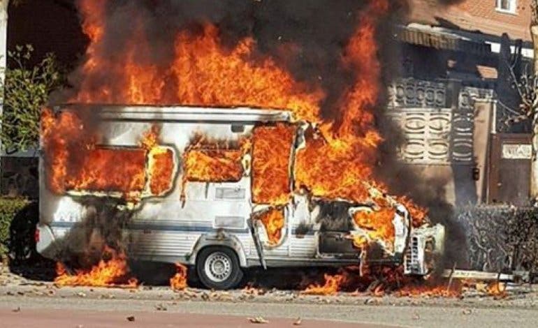 Arde en Velilla una caravana aparcada en la calle