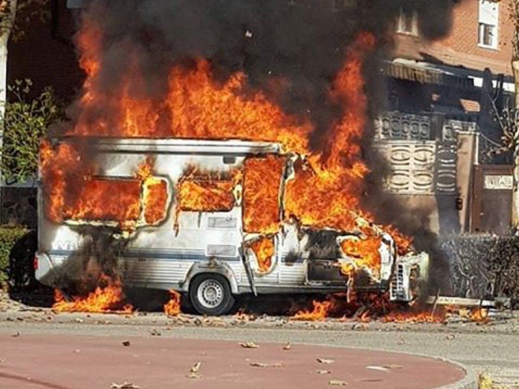 Arde en Velilla una caravana aparcada en la calle