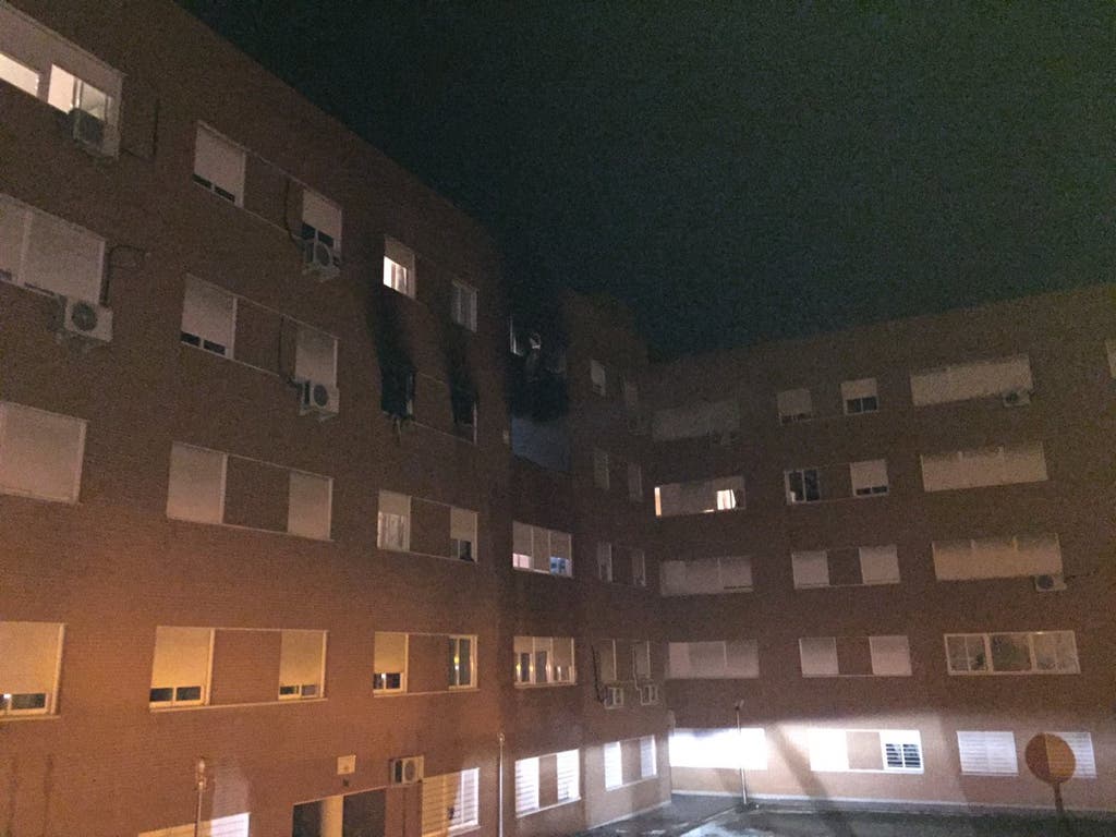 Una mujer se quema las manos al incendiarse su vivienda en Madrid