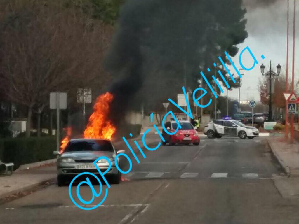 Se incendia un coche en plena calle en Velilla de San Antonio