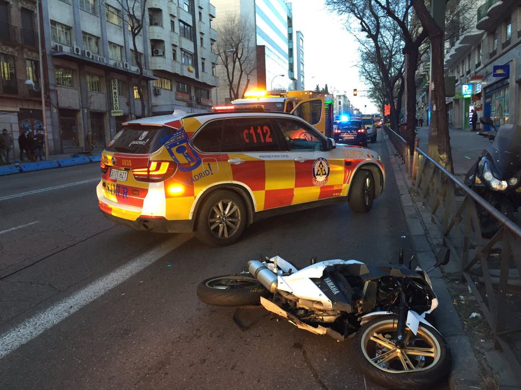 Muere un motorista tras sufrir un accidente en la calle Alcalá