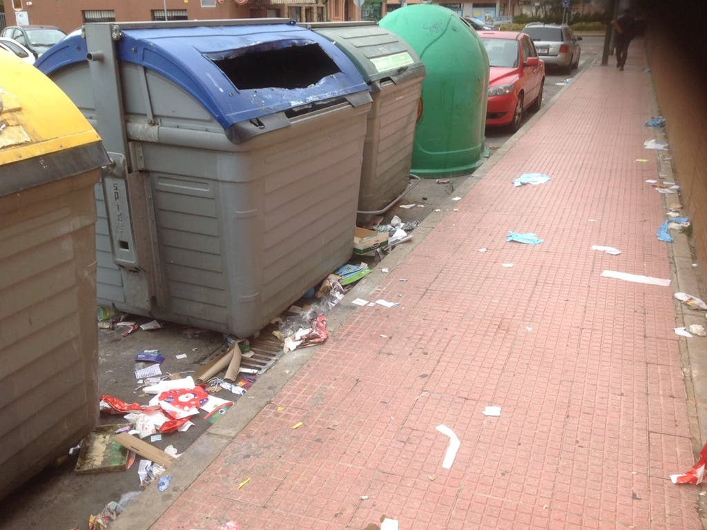 La suciedad en las calles de Alcalá de Henares indigna a las redes