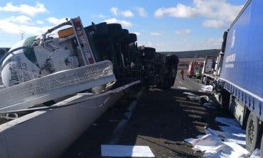 El choque de tres camiones obliga a cortar un tramo de la A-2