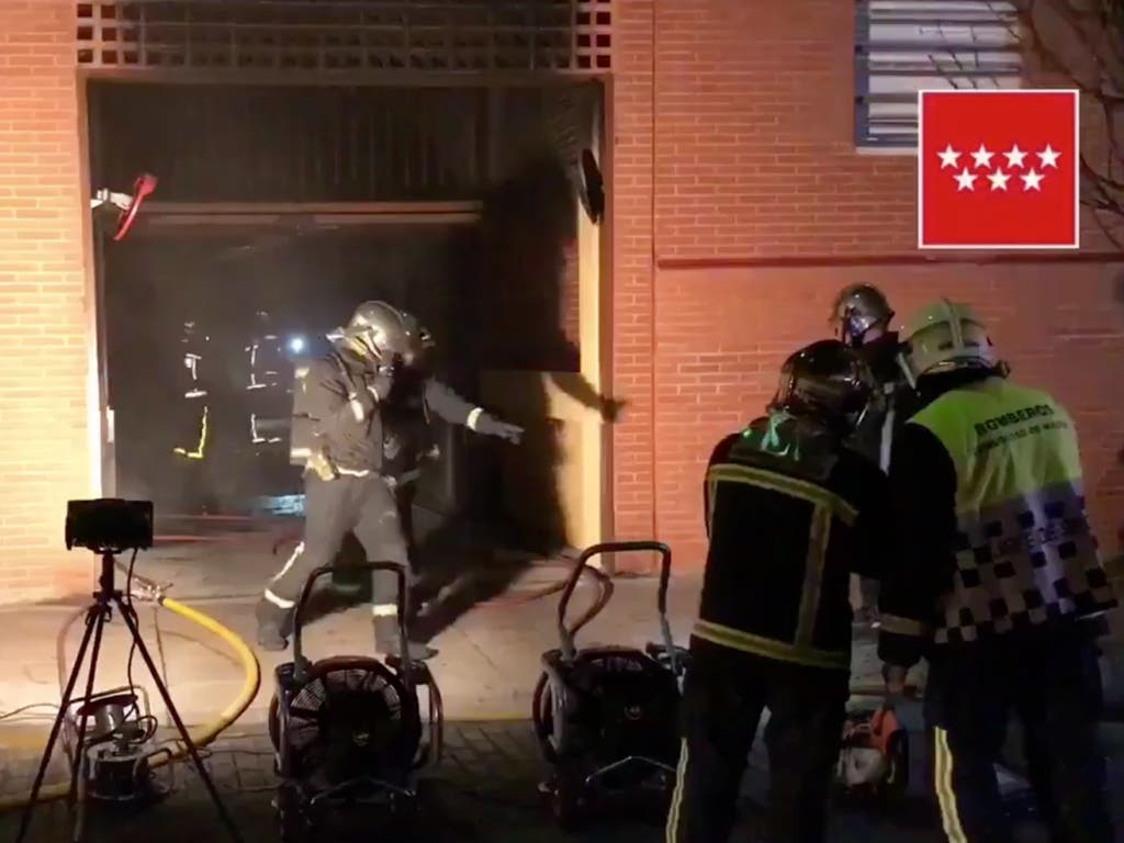 Un incendio en un garaje afecta a más de un centenar de vehículos