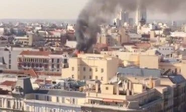 Aparatoso incendio en un edificio del centro de Madrid