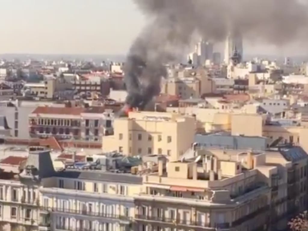 Aparatoso incendio en un edificio del centro de Madrid