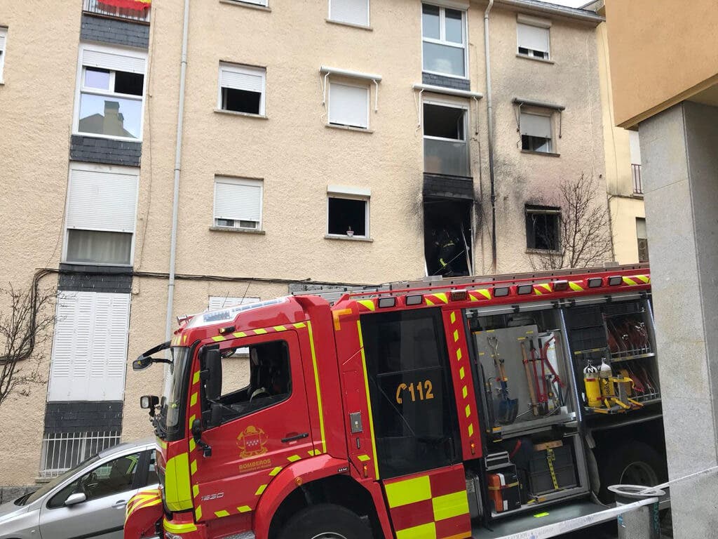 Muy grave una mujer con movilidad reducida al incendiarse su casa