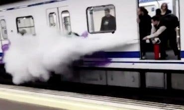 Un maquinista del Metro de Madrid ahuyenta a unos grafiteros con un extintor