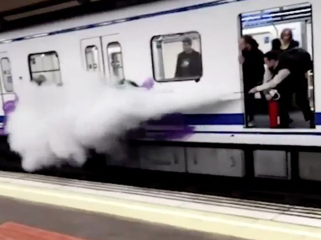 Un maquinista del Metro de Madrid ahuyenta a unos grafiteros con un extintor
