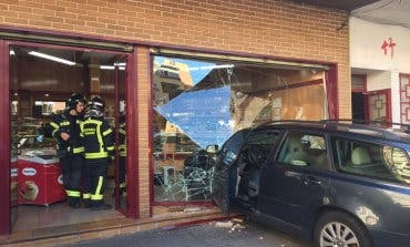 Un hombre de 70 años estrella su coche contra una pastelería en Madrid