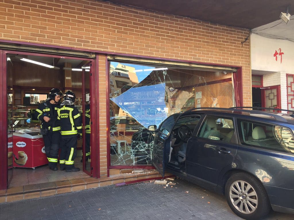 Un hombre de 70 años estrella su coche contra una pastelería en Madrid