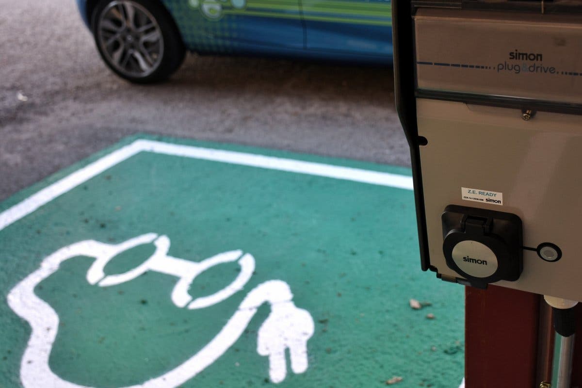 Alcalá instala su primer punto de recarga gratuito para coches eléctricos