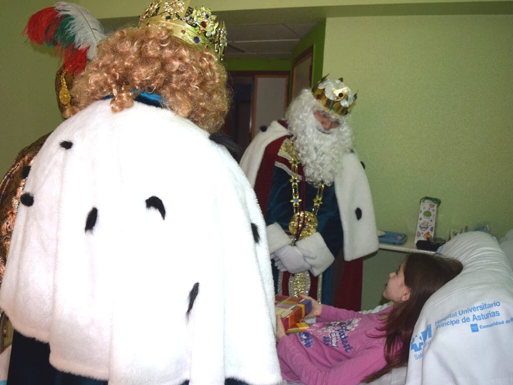 Los Reyes Magos visitan a los niños del Hospital de Alcalá