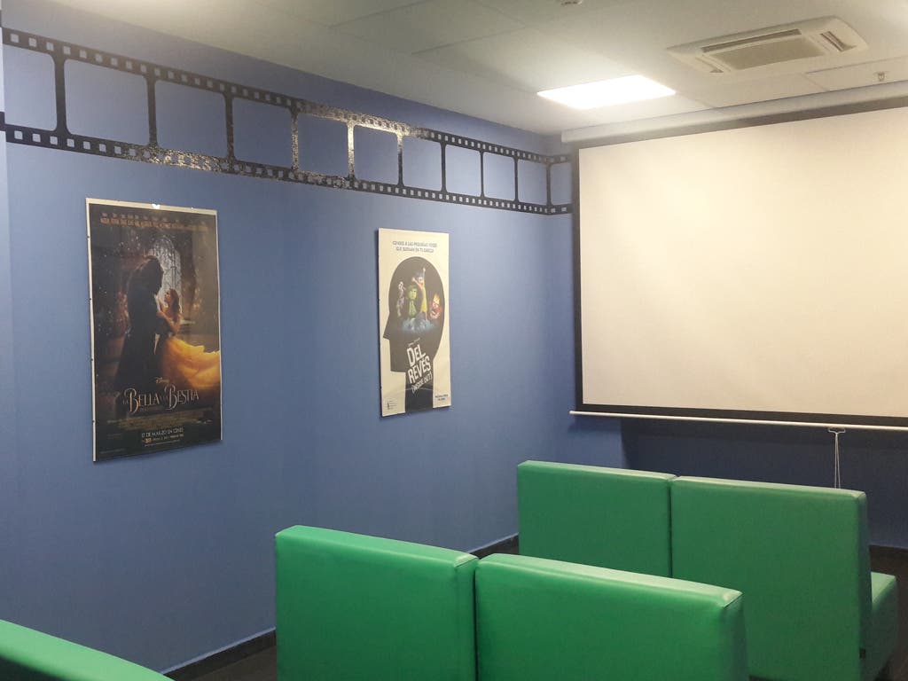 El Hospital de Torrejón estrena sala de cine para niños gracias a Disney