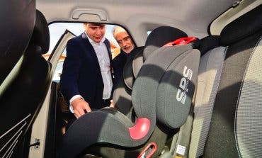 La Policía de Torrejón incorpora sillas de bebé en sus coches patrulla